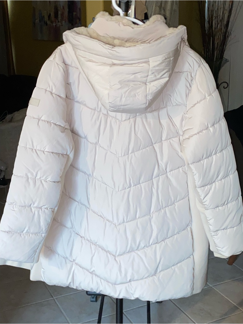 Andrew Marc NWT Cream Quilted Puffer Coat with Faux Fur Collar - Picture 11 of 11